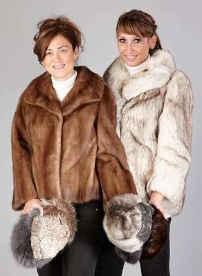 Konvolut Nerzjacke, Blaufuchsjacke und 6 diverse Pelzmützen, Blaufuchsjacke Gr. ca. 34/36, cremefarb. Innenfutter, Rückenl. ca. 64 cm, Nerzjacke ...