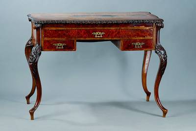 Schreibtisch, Darmstadt, um 1860, Nußbaum/Wurzelnußfurnier, reich floral intarsiert in Ahorn, Zitronen-, Nußbaum- und Ebenholz, 3-schübig, ...