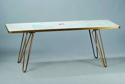 Design-Tisch, 50er Jahre, Mosaikeinlagen auf der Platte, Metallgestell, st. Gebr.-Sp., ca. 54x140x50 cm