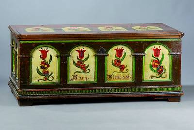 Hochzeitstruhe, Vogelsberg, um 1830/40, Weichholz, bunt bemalt, Initialen: Marg. und Bernhard., schwundrissig, Alterssch., ca. 56x130x54 cm