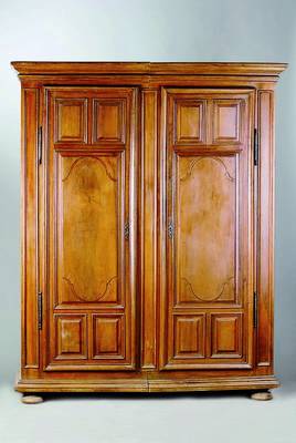 Schrank, um 1800, Nußbaum massiv, 2-türig, sog. Spaltschrank, Front und Seiten kassettiert, Kopf getreppt, Fuß passig, Reste alten Wurmbefalls, ...