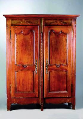 Schrank, Frankreich, um 1770/80, Nußbaum, 2-türig, sog. Spaltschrank, Zarge geschweift, sparsame Volutenschnitzerei, Blendleiste lose bzw. besch., ...