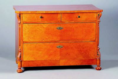 Kommode, Louis-Philippe, um 1860/70, Birkenfurnier, Platte l, geschweift, 4-schübig, sparsame Akanthusblattschnitzerei, Teile erneuert, Furniersch., ...