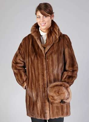 Saga-Mink-Nerzlongjacke, Gr. ca. 40/42, braune Felle längs verarbeitet, Kragen, Label Hans Grünzel, braunes Innenfutter mit Stickerei, 2 seitl. ...