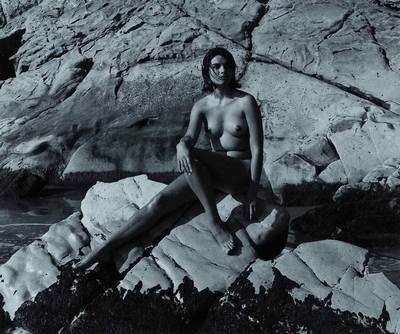 Andre de Dienes, 1913-1985, zwei s/w Fotografien, weiblicher Akt,rückseitig gestempelt: Photo Andre de Dienes New York City, ca. 22x21 cm und 21 x ...