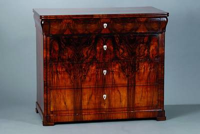 Kommode, Biedermeier, um 1850, dickes Nußbaumsägefurnier, Wurzelnuß vielfach gespiegelt verlegt, 4-schübig, abgerundete Ecken, Beinbeschläge ...