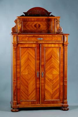 Vertiko mit Aufsatz, deutsch, um 1880-90, Nußbaumfurnier gespiegelt, 2-türig, 1-schübig,Kopf mit Rocaillenverz., Lisenen gerieft, Balustersäulen, ...