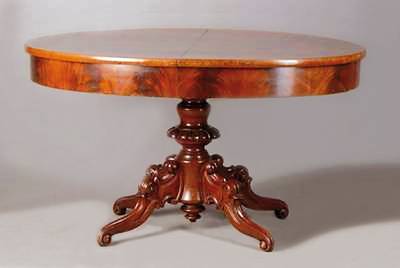 Ausziehtisch, um 1860/70, Mahagonifurnier, reich gedrechselter und geschnitzter Fuß, Einlegebretter fehlen, Oberfläche lackiert, st. Gebr-Sp., l. ...