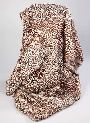Decke aus Kanin, bedruckt, weißgrundig mit rotbraunem Leopardenprint, M. ca. 227 x 117 cm