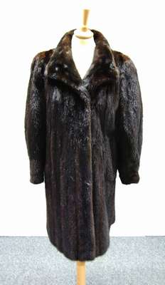 Nerzmantel, Gr. ca. 40/42, dunkelbraune Felle längs verarbeitet Kragen, Ärmel mit kleinen Manschetten, dunkelbraunes Innenfutter, 2 seitl. ...