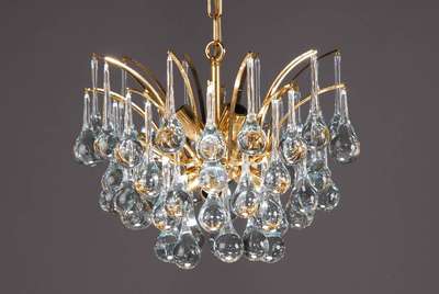 Deckenlampe und zwei Wandlampen, 2. H. 20. Jh., reicher Kristallbehang, sechs Brennstellen, Wandlampen je 1 Brennstelle, Fu. nicht geprüft; Lampenh. ...
