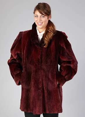 Geschorene Fuchslongjacke, Gr. ca. 40/42, in versch. Brombeerfarben eingefärbt, lila- farb. Innenfutter, 2 seitl. Einschubtaschen, umklappbare ...