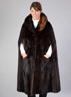 Dunkelbraunes Nerzcape, längsverarbeitete Felle, 2 aufgesetzte Taschen, schwarzes Innen-futter, Label: Kunze/Mannheim, Rückenl. ca. 115 cm