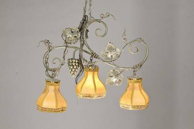 Deckenlampe, 20. Jh., 3 Brennstellen, Schirme, Eisenmontur, Weinlaub- u. Rebendekor, H./B. 108/70 cm, Fu. nicht gepr., Alterssp.