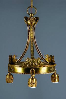 Deckenlampe, deutsch, um 1900, klassizistisch, vier Brennstellen, schwerer Messingguß, mattierte Mittelschale, H.ca. 46.5cm, D. ca. 32cm, ...