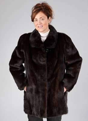 Saga Mink Nerzlongjacke, Gr. ca. 42/44, dunkelbraune Felle längs verarbeitet, braunes gemustertes Innenfutter, 2 seitl. Einschub- taschen, 1 ...