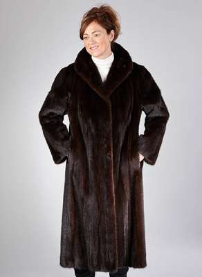 Nerzmantel, Gr. ca. 42, braune Felle längsverarbeitet, 2 seitl. Einschubtaschen, schwarzes Innenfutter, Rückenl. ca. 120 cm