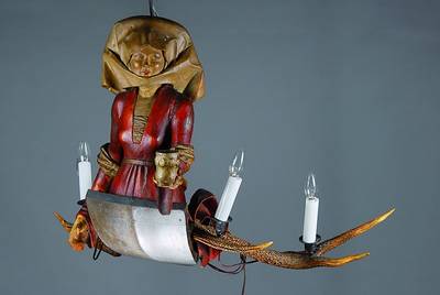 Großes Lüsterweibchen, um 1880, nach dem Vorbild von 1540, Lindenholz geschnitzt und bunt gefasst, Elektrifizierung sek., 4 Brennstellen, H. 77 cm