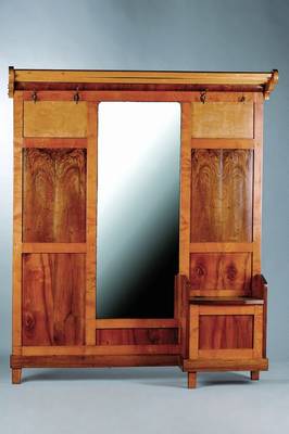 Garderobe, um 1910, Nußbaum, 3 gr. Haken, 1 kl. Haken, mittig mit facettiertem Spiegel, Aufbewahrungsfach, Oberfläche mit Schellack aufgefrischt, ...