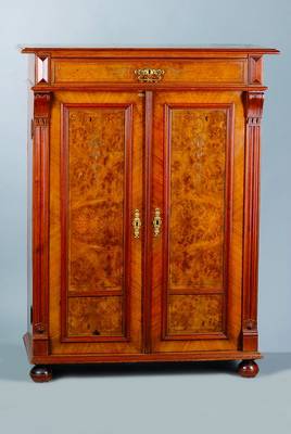 Vertiko, Gründerzeit, um 1880, Nußbaum/Wurzelnußfurnier, 2-türig, 1-schübig, feine Flachschnitzereien, verzierte Beschläge,ohne Aufsatz, ...