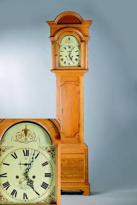 Standuhr, England, Gehäuse neuzeitlich, Hellleuchte, oberes Glas gesprungen, Uhrwerk um 1840, bemaltes Bogenzifferblatt,kl. Sekundemit ...
