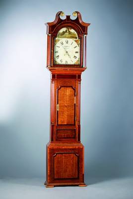 Standuhr, England, um 1830, Holzgehäuse mit Intarsien, Voluten sek., bemaltes Bogenzifferblatt mit Datumsanzeige, mass. Messingplatinenwerk, Antrieb ...