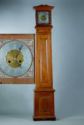 Standuhr, norddeutsch, um 1850, Eichengehäuse mit Feldern u. Rauten, Zinnziffernreif mit Zwickeln, Halbstd. Doppelschlag auf 2 Glocken,Antrieb über ...