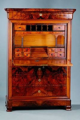 Standsekretär, um 1830, lebendiges Wurzelnußfurnier, vielfach gespiegelt verlegt, 3 -schübig, Klappe mit reicher Inneneinrichtung und 2 ...