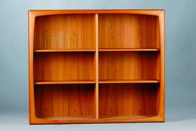 Hängevitrine, Dänemark, um 1975, Teakholz massiv, glatte, elegante wuchtige Ausführung, verglast, sehr praktisch, ca. 98x115x31 cm