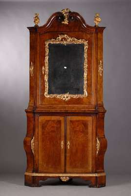Barocker Eckschrank, norddeutsch um 1730/40,Korpus Weichholz, in sich dreigeteilt,Oberteil verspiegelt, integrierte Schublade, Unterteil mit ...