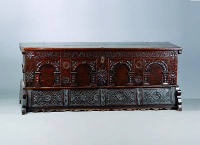 Truhe, wohl Altland, um 1750, Eiche massiv, Front in sich viergeteilt, Rosetten und abstrakte Blütenschnitzerei, z.T. rhythmisch aufgefasst, ...
