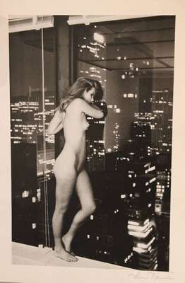Helmut Newton, 1920-2004, s/w Fotografie, rückseitig bezeichnet: Patty Hansen over Manhatten 1977, handsigniert, ca. 35.5x23 cm
