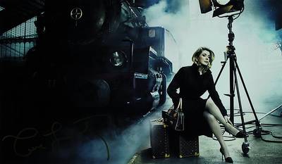 Annie Leibovitz, geb. 1949 Waterbury, Farbfotografie, Catherine Deneuve auf Louis Vuittonkoffern, handsigniert, ca. 19x32.5 cm