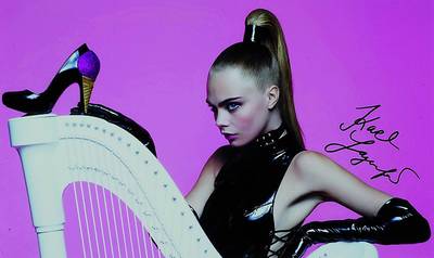 Karl Lagerfeld, geb. 1933 Hamburg, Farbfotografie, Model Cara Delevingne in Latex, handsigniert, ca. 19.5x31.5 cm