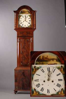 Standuhr, England um 1840, Holzgehäuse mit Schnitzarbeiten u. Messingapplikationen, kl. Bekrönung fehlt, bemaltes Bogenzifferblatt ,sig.: Rippon ...