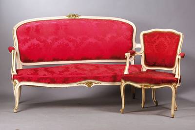 Sitzgruppe, um 1890, Sofa und 3 Armlehnsessel, weißer Schleiflack, allseitig geschweift, roter Bezug teils besch., Erneuerung empf., Alterssch., ...