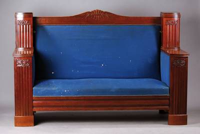 Sofa, Jugendstil, Mahagonifurnier, seitl. je ein abschließbares Fach, sparsame Rocaillen u. Akanthusblattschnitzerei, Bezug und Polsterungbesch., ...
