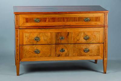 Kommode, Louis-Seize, um 1780, Nußbaum/Wurzelnußfurnier, 3-schübig, Ahornfadenintarsien, l. Furniersch., schwundrissig, st. Gebr.-Sp., ohne ...