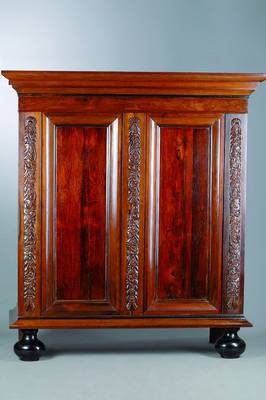 Schrank, Holland, um 1800, Palisanderfurnier, Kopf vielfach getreppt, Fußpassig, Kugelfüße, Lisenen m. aufges. Schnitzereien in Form v. Blüten, ...