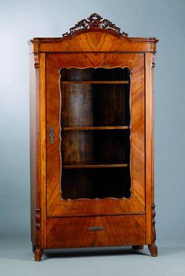 Vitrine, Louis-Philippe, um 1860, Nußbaum, 1-türig verglast, Fußschublade, Kopf reich geschnitzt, 3 Einlegebretter, st. Gebr.-Sp., ca. 180x97x37 cm