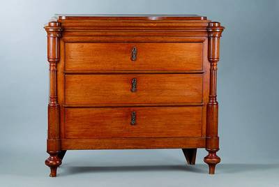 Kommode, Biedermeier, um 1820/30, Eiche, 3-schübig, Lisenen mit 3/4-Säulen, diese gedrechselt, Platte 3-fach getreppt, st. Gebr.-Sp., ca. ...