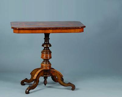 Beistelltisch, Italien, um 1870, Nußbaum, aufwendige Ahornintarsien auf der Platte sowiean gedrechseltem Fuß, l. Furniersch., st. Gebr.-Sp., ca. ...