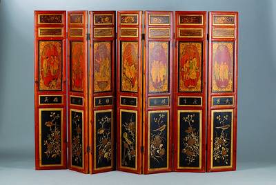 Paravant, China, 20. Jh., Weichholz, reiche bunte Bemalung, gold staffiert, 7-teilig, je ca. 136x28 cm, Gebr.-Sp.