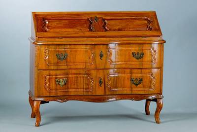 Barocksekretär, Pfalz, um 1760, Nußbaum, Unterteil verändert, allseitig geschweift, Unterteil bombiert, 2-schübig, 1 Klappe, sparsame ...