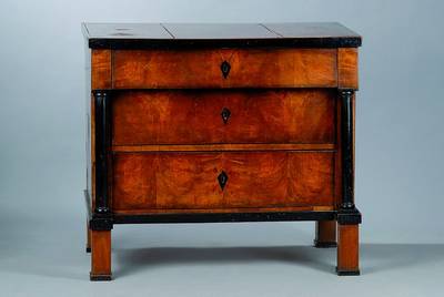 Kommode, Biedermeier, um 1820, Nußbaum, 3-schübig, Vollsäulen und Zierleisten geschwärzt, originaler Zustand, schwundrissig,ca. 81x90x57 cm