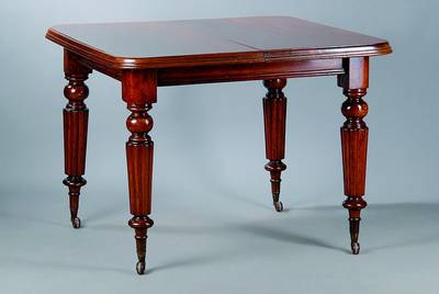 Ausziehtisch, England, um 1860, Mahagoni, Beine reich gedrechselt, auf Rollen, 1 Einlegebrett, st. Gebr.-Sp., Oberfläche mit Schellack aufgefrischt, ...