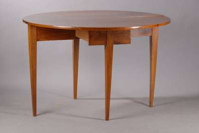 Großer Demi-Lune Klapptisch, um 1820, Nußbaum, Zarge Wurzelnußfurnier, Oberfläche mit Schellack aufgefrischt, Platte mit st. Gebr.-Sp., ca. ...