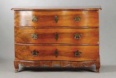Barockkommode, um 1750/60, Nußbaum, 3 -schübig, Seiten und Schürze mit Volutenschnitzerei, Front geschweift, orig. Schlösser, Ergänzungen, Reste ...