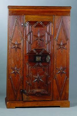 Bückeburger Hochzeitsschrank, um 1700, Eiche massiv, 1-türig, vielfach verkröpft, Ergänzungen, st. Gebr.-Sp., ca. 139x87x37 cm