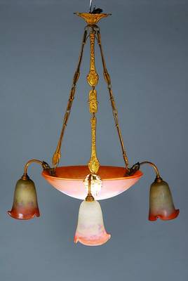 Deckenlampe, Frankreich, 20er Jahre, rosefarbener Glasschirm, signiert Degue, Schirm in Blütenform, drei Brennstellen, Elektrifizierung nicht ...